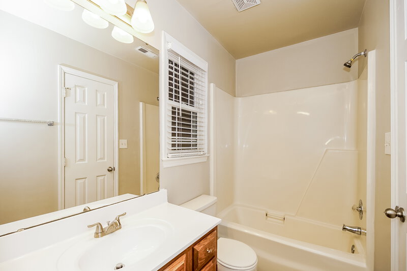 1,810/Mo, 7912 Trotter Rd Charlotte, NC 28216 Bathroom View