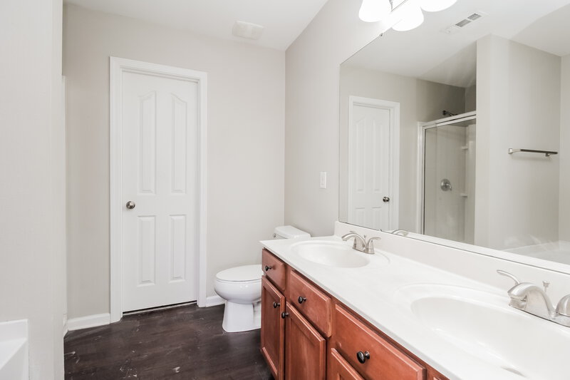 3,050/Mo, 1425 River Run Rd Lowell, NC 28098 Main Bathroom View