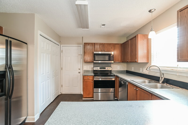 1,840/Mo, 604 Overlook Rd Lowell, NC 28098 Kitchen View