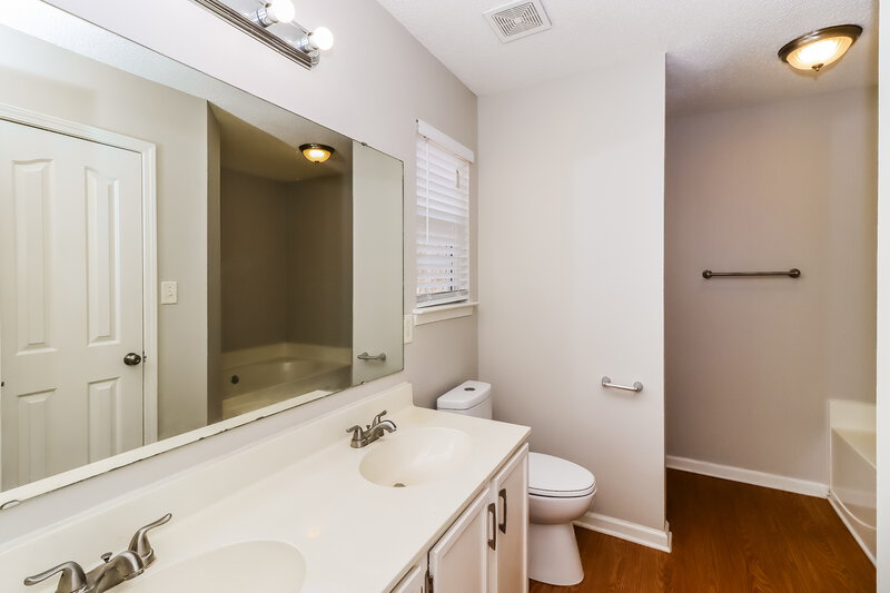 1,800/Mo, 9838 Aviary Hill Way Charlotte, NC 28214 Main Bathroom View
