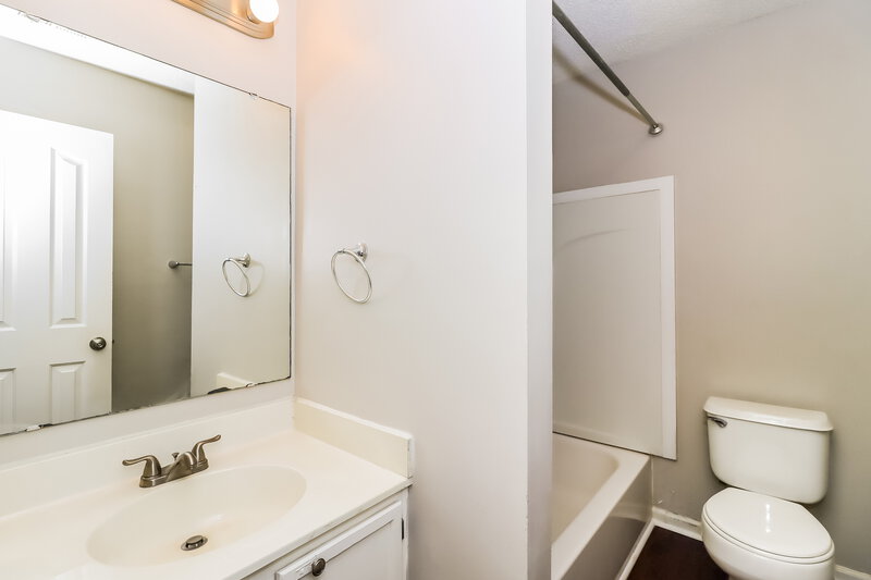 1,800/Mo, 9838 Aviary Hill Way Charlotte, NC 28214 Bathroom View