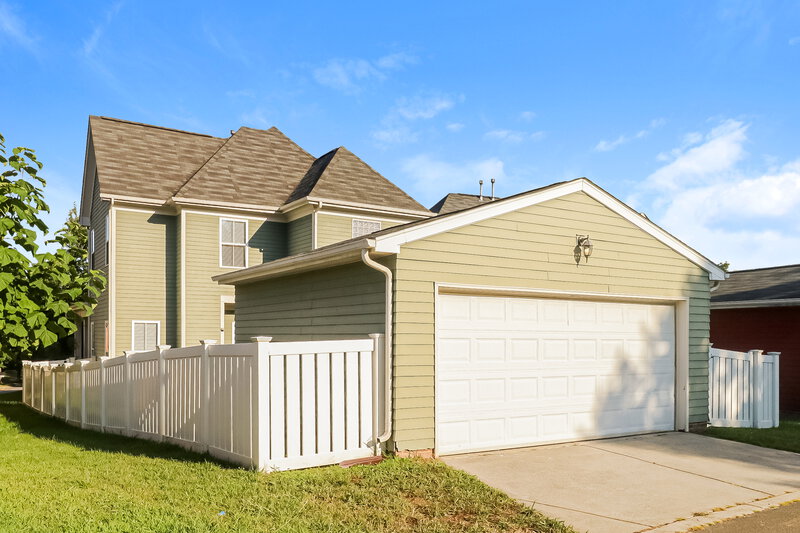 2,340/Mo, 9819 Grier Springs Ln Charlotte, NC 28213 Rear View