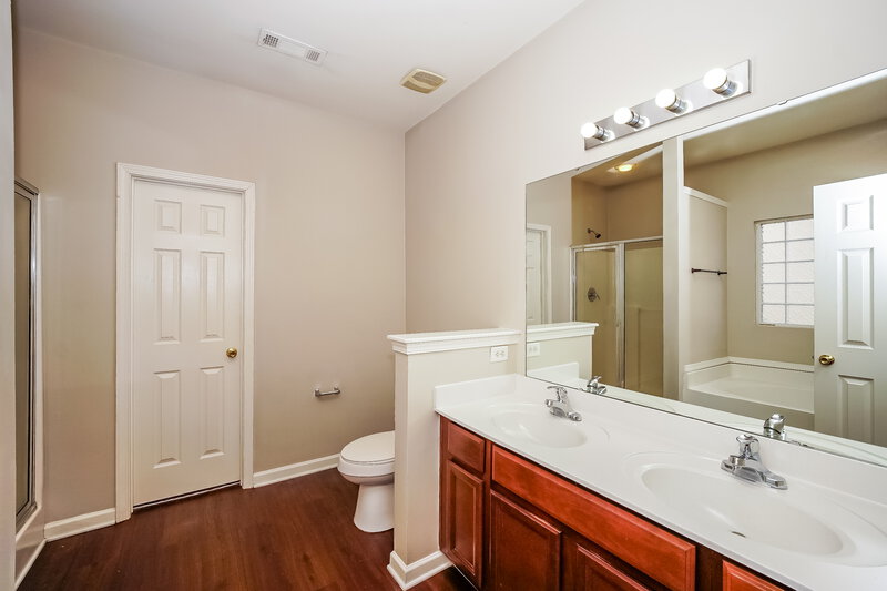 2,515/Mo, 8732 Hazelcroft Ln Charlotte, NC 28269 Main Bathroom View