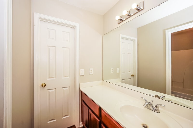 2,515/Mo, 8732 Hazelcroft Ln Charlotte, NC 28269 Bathroom View
