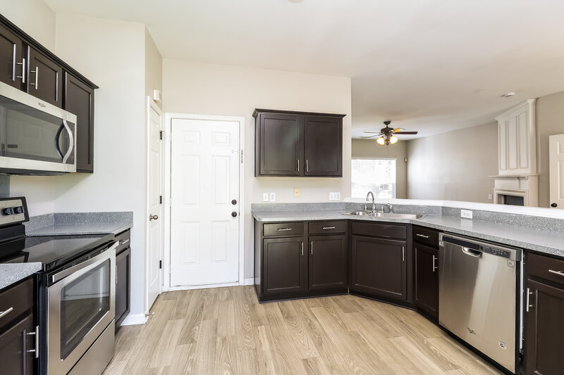 2,200/Mo, 2728 Wingdale Dr Charlotte, NC 28213 Kitchen View