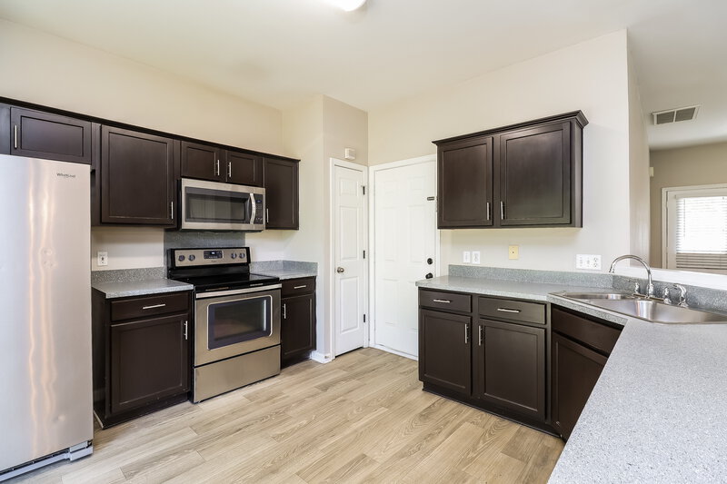 2,200/Mo, 2728 Wingdale Dr Charlotte, NC 28213 Kitchen View 2