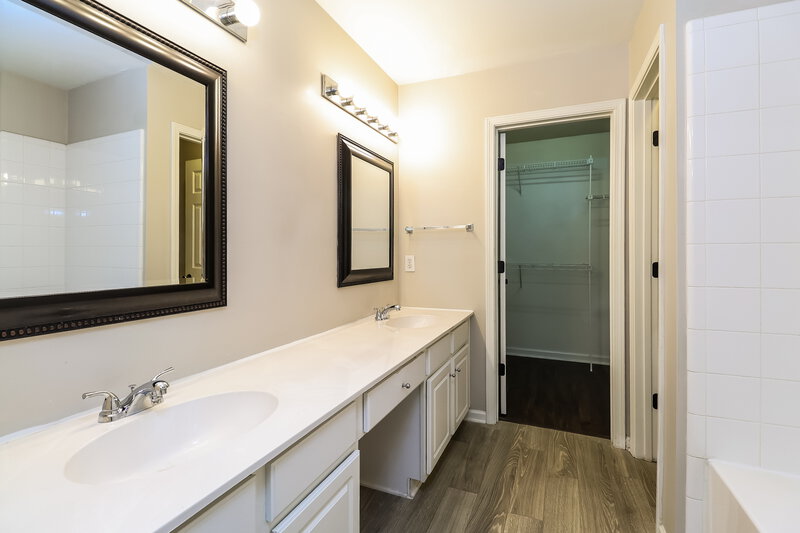 2,200/Mo, 2728 Wingdale Dr Charlotte, NC 28213 Main Bathroom View