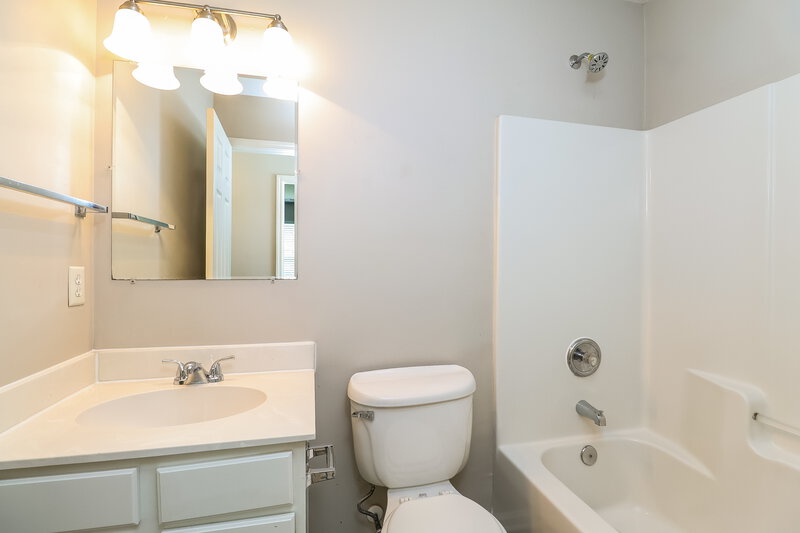 2,200/Mo, 2728 Wingdale Dr Charlotte, NC 28213 Bathroom View