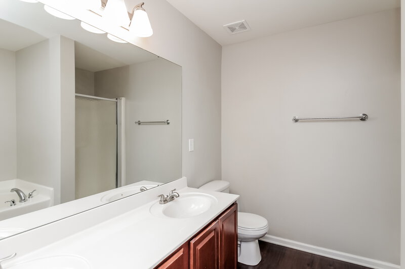 1,780/Mo, 320 Augustus Ln Mount Holly, NC 28120 Main Bathroom View
