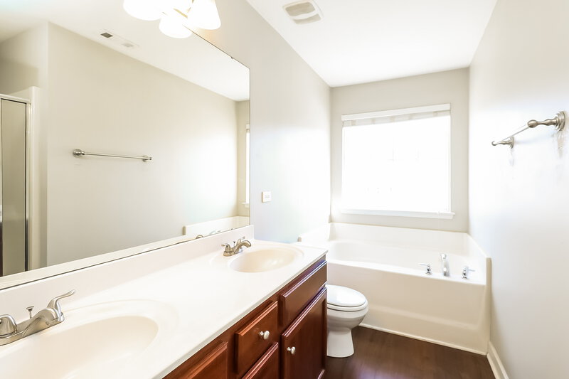 1,810/Mo, 5028 Magnasco Ln Charlotte, NC 28208 Main Bathroom View