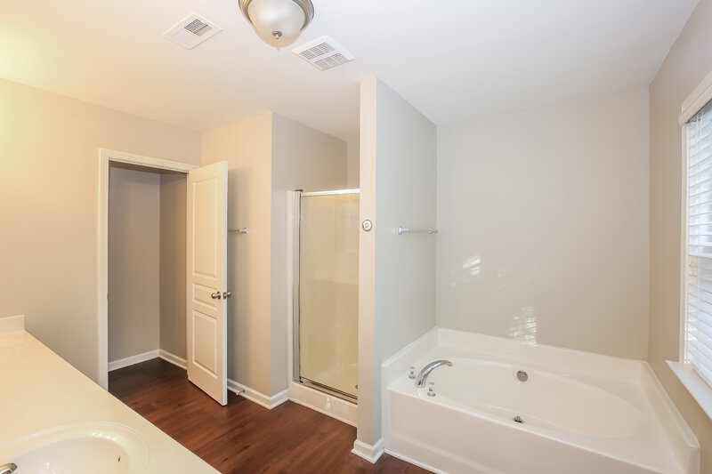 2,170/Mo, 15513 Crossing Gate Dr Cornelius, NC 28031 Main Bathroom View