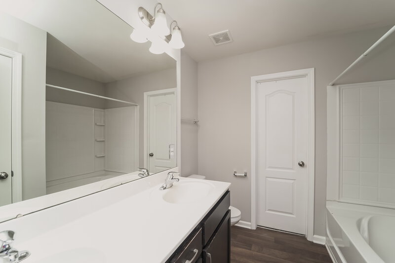 2,340/Mo, 2202 Turtle Point Rd Charlotte, NC 28262 Main Bathroom View