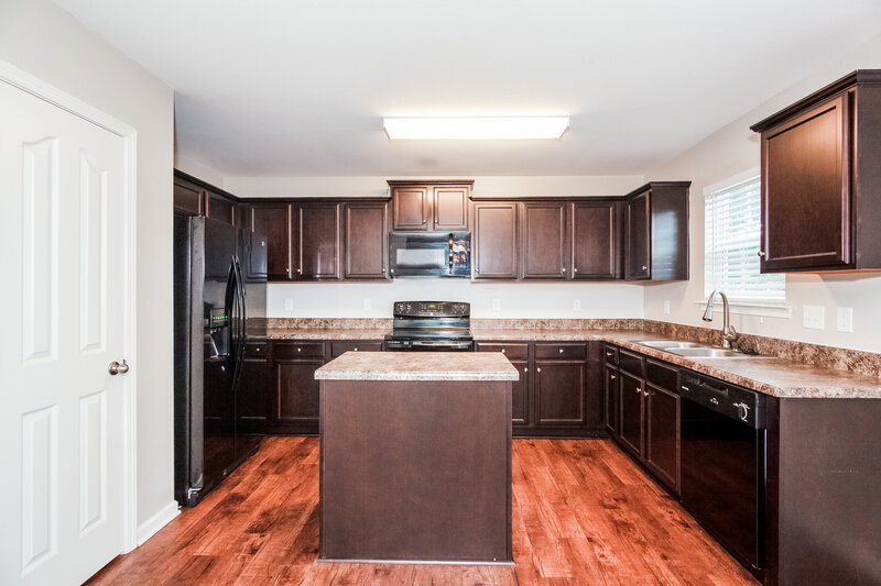 2,800/Mo, 4905 Broad Leaf Court Dallas, NC 28034 Kitchen View