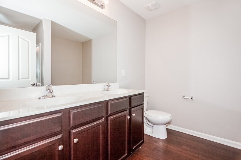 2,800/Mo, 4905 Broad Leaf Court Dallas, NC 28034 Main Bathroom View