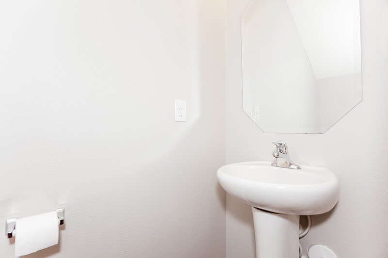 2,800/Mo, 4905 Broad Leaf Court Dallas, NC 28034 Bathroom View 2