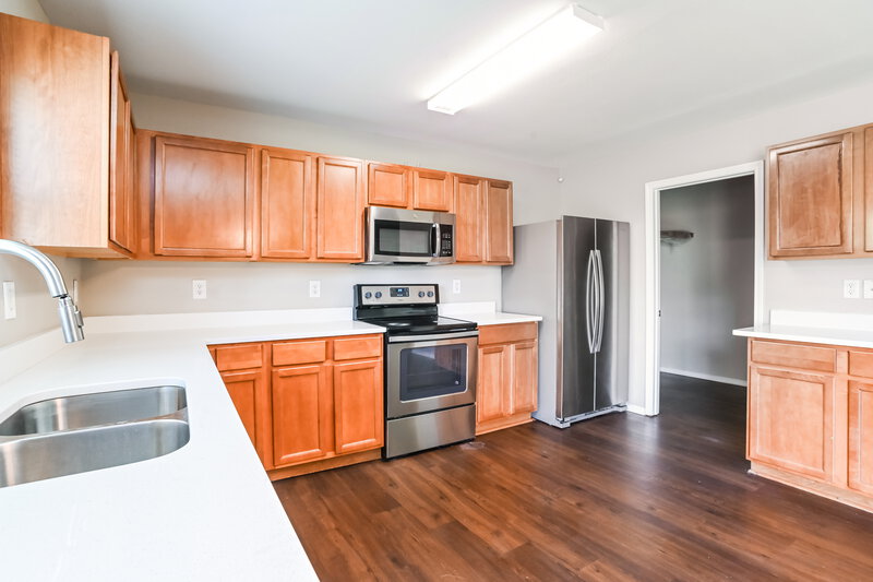 2,495/Mo, 8210 Ainsworth St Charlotte, NC 28216 Kitchen View 2