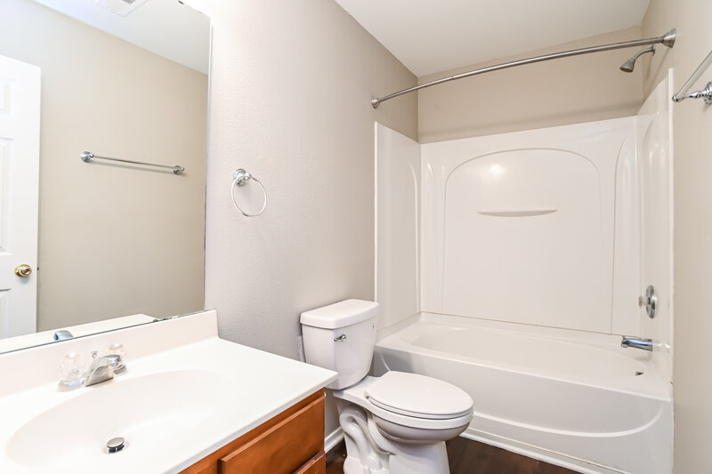 2,495/Mo, 8210 Ainsworth St Charlotte, NC 28216 Bathroom View