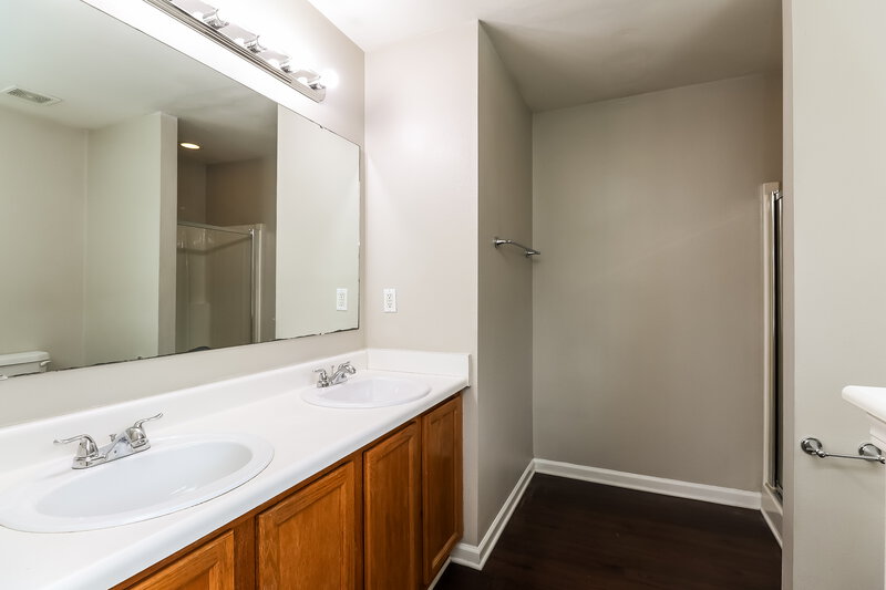 2,090/Mo, 10120 Green Hedge Ave Charlotte, NC 28269 Main Bathroom View
