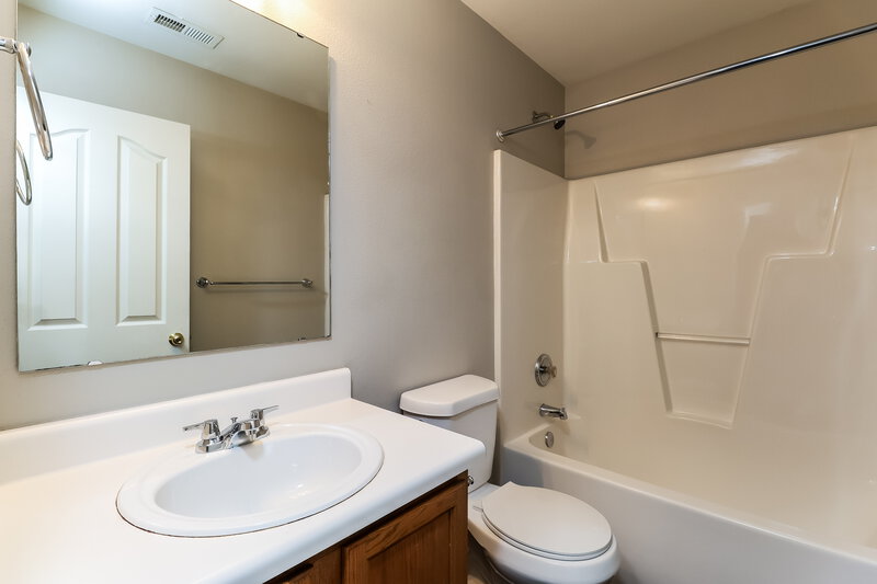 2,090/Mo, 10120 Green Hedge Ave Charlotte, NC 28269 Bathroom View