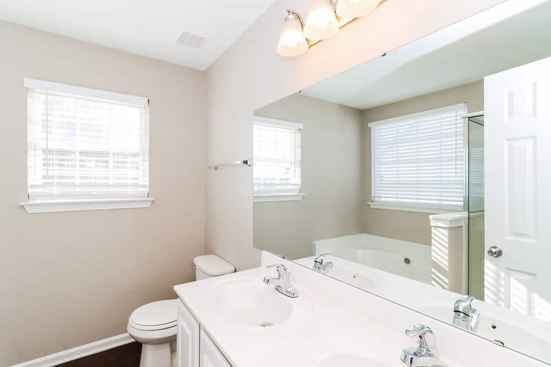 1,760/Mo, 1129 Aprilia Lane Dallas, NC 28034 Main Bathroom View