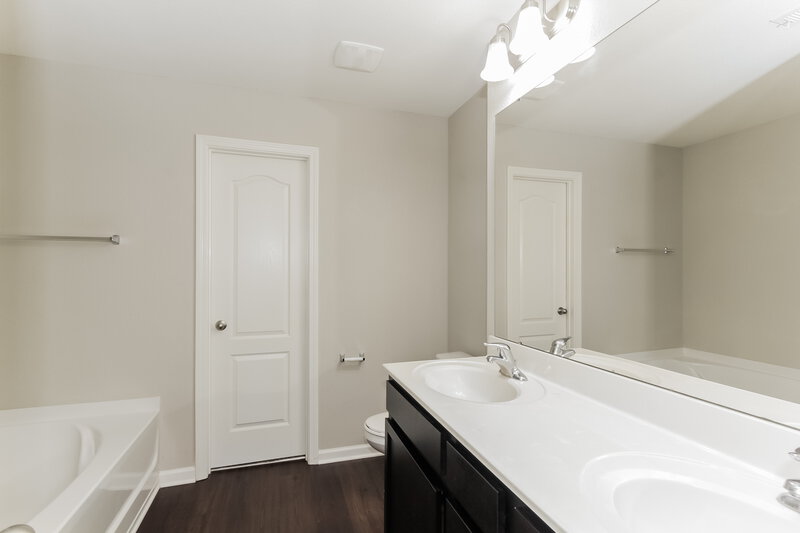 2,145/Mo, 9202 Avery Meadows Dr Charlotte, NC 28216 Main Bathroom View