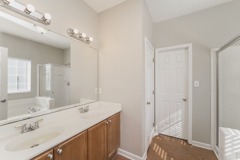 2,185/Mo, 4031 Huntmeadow Dr Charlotte, NC 28269 Main Bathroom View