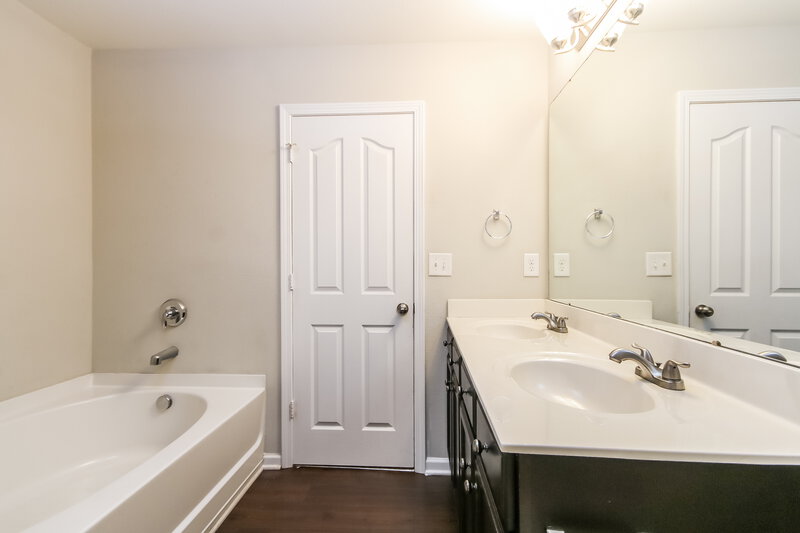 2,080/Mo, 4420 Eglinton Toll Court Charlotte, NC 28213 Main Bathroom View