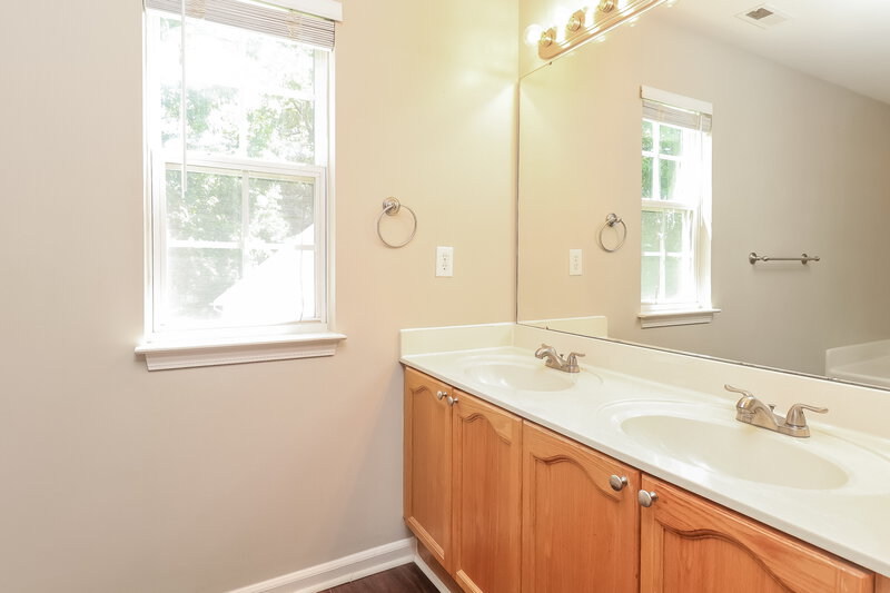 2,125/Mo, 11408 Hawk Roost Court Charlotte, NC 28214 Main Bathroom View