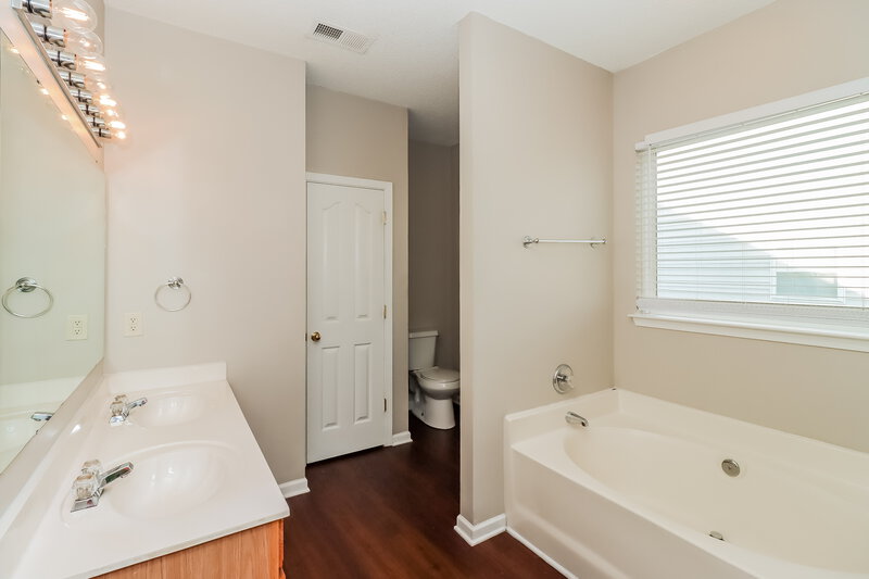 1,825/Mo, 5827 Briggs Dr Charlotte, NC 28269 Main Bathroom View