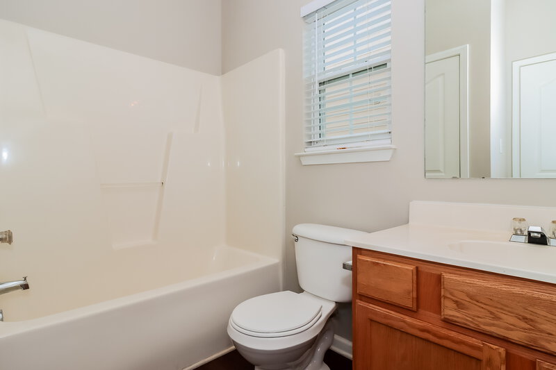 1,825/Mo, 5827 Briggs Dr Charlotte, NC 28269 Bathroom View