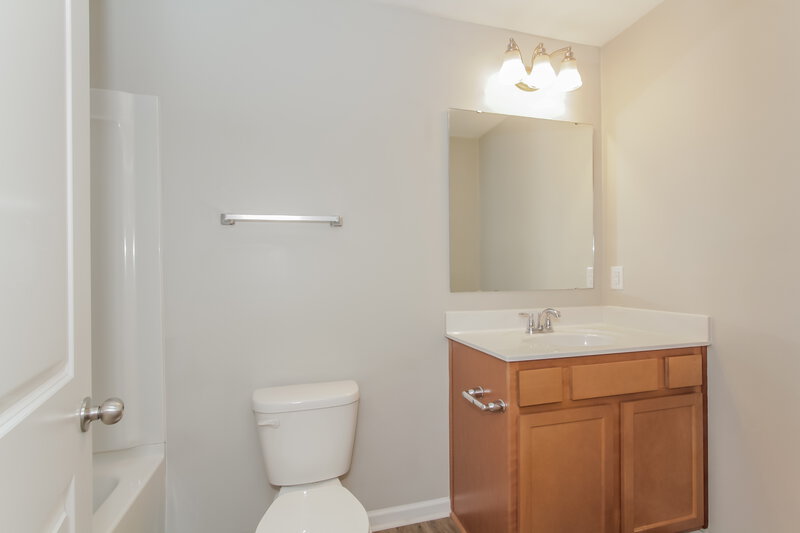 1,620/Mo, 832 Sherman St Gastonia, NC 28052 Main Bathroom View
