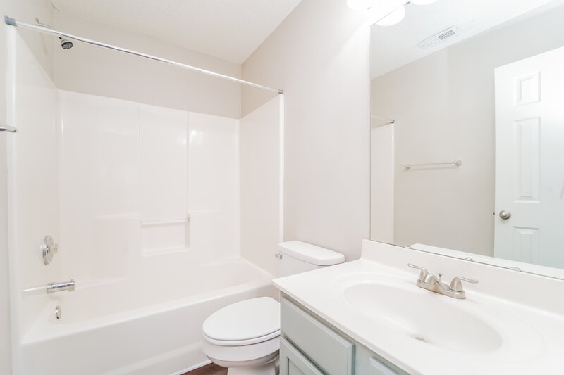 1,815/Mo, 5504 Black Fox Ct Charlotte, NC 28269 Main Bathroom View