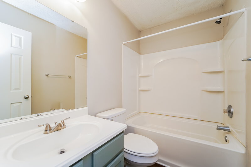 1,815/Mo, 5504 Black Fox Ct Charlotte, NC 28269 Bathroom View