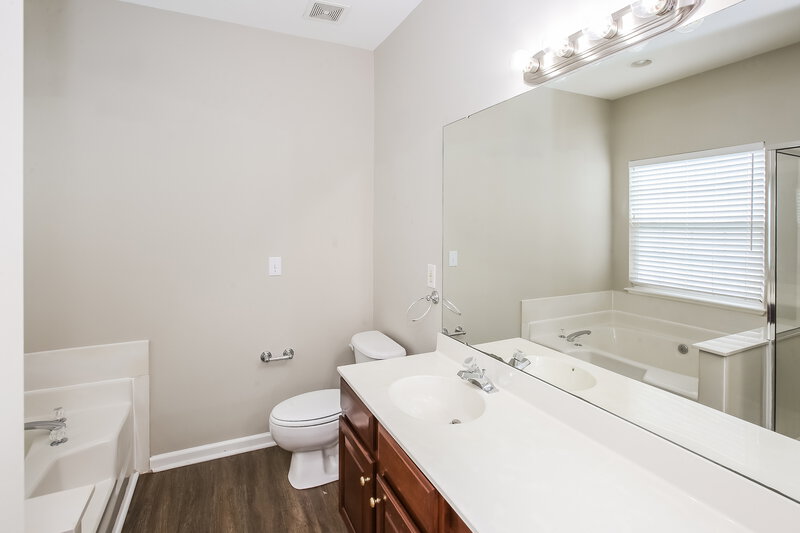 2,400/Mo, 9928 Spring Park Dr Charlotte, NC 28269 Bathroom View