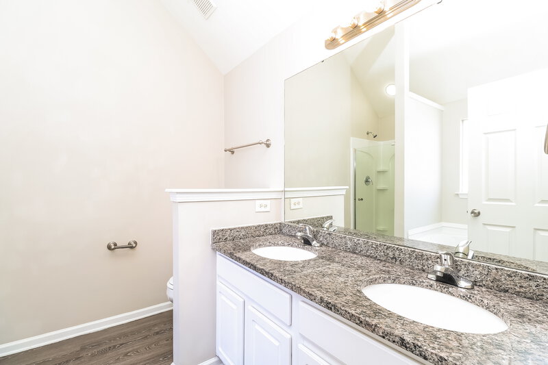 2,040/Mo, 3034 Robin Terry Court Charlotte, NC 28208 Main Bathroom View
