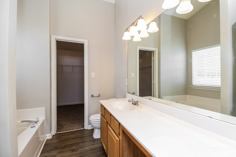 1,945/Mo, 12112 Chantress Ln Charlotte, NC 28215 Main Bathroom View