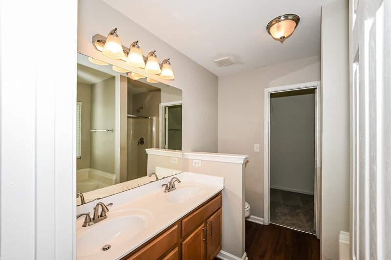 2,375/Mo, 5929 Brookfield Pointe Drive Charlotte, NC 28216 Main Bathroom View