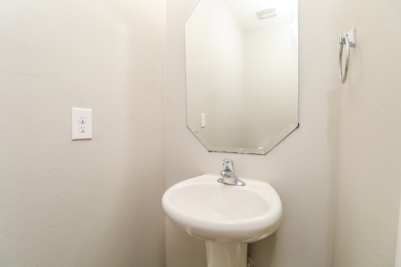 2,075/Mo, 1906 Eastway Dr Dallas, NC 28034 Bathroom View