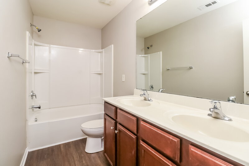 2,075/Mo, 1906 Eastway Dr Dallas, NC 28034 Bathroom View 2