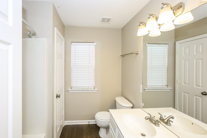 2,250/Mo, 3037 Old Ironside Drive Charlotte, NC 28213 Main Bathroom View