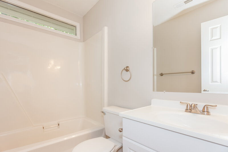 1,895/Mo, 7703 Bridle Court Charlotte, NC 28216 Bathroom View