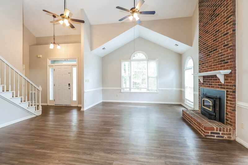 2,390/Mo, 7207 Glen Brook Lane Charlotte, NC 28269 Living Room View 2