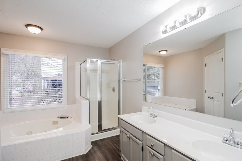 3,270/Mo, 7207 Glen Brook Lane Charlotte, NC 28269 Main Bathroom View