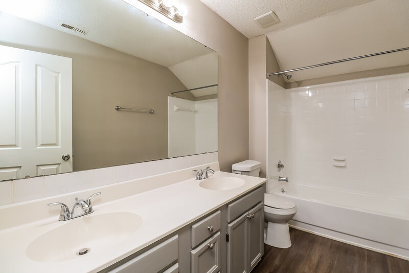 2,390/Mo, 7207 Glen Brook Lane Charlotte, NC 28269 Main Bathroom View