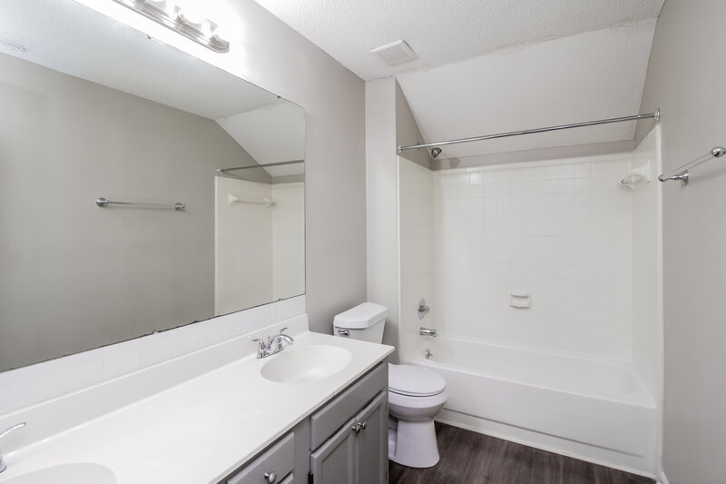 3,270/Mo, 7207 Glen Brook Lane Charlotte, NC 28269 Bathroom View 2