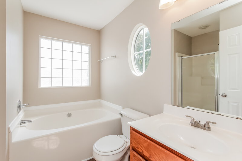 1,935/Mo, 4013 Fifendrum Lane Charlotte, NC 28216 Main Bathroom View