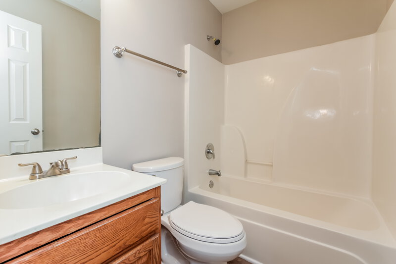 1,935/Mo, 4013 Fifendrum Lane Charlotte, NC 28216 Bathroom View