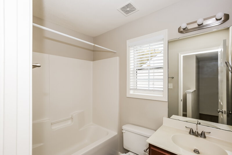 2,840/Mo, 1223 Hipp Rd Charlotte, NC 28216 Main Bathroom View 2
