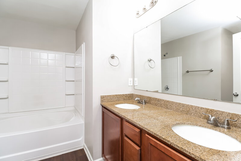 2,545/Mo, 9711 Cayenne Drive Charlotte, NC 28214 Main Bathroom View