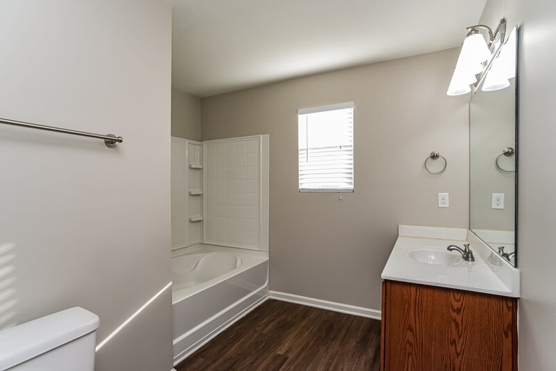 2,035/Mo, 2303 Portola Ct Charlotte, NC 28269 Main Bathroom View